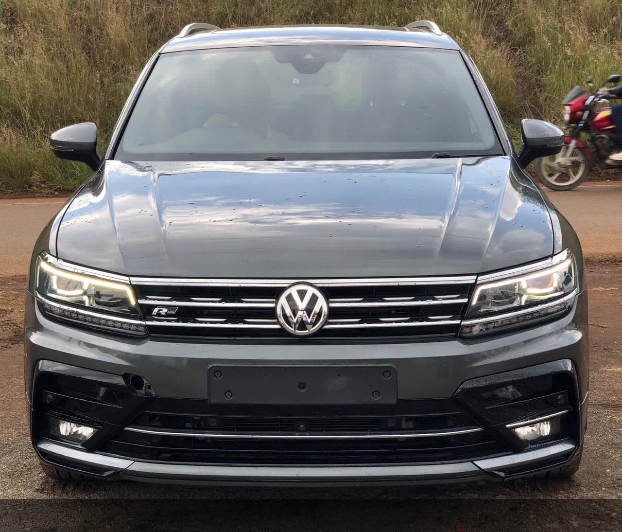 2018 Volkswagen Tiguan R-line image 2